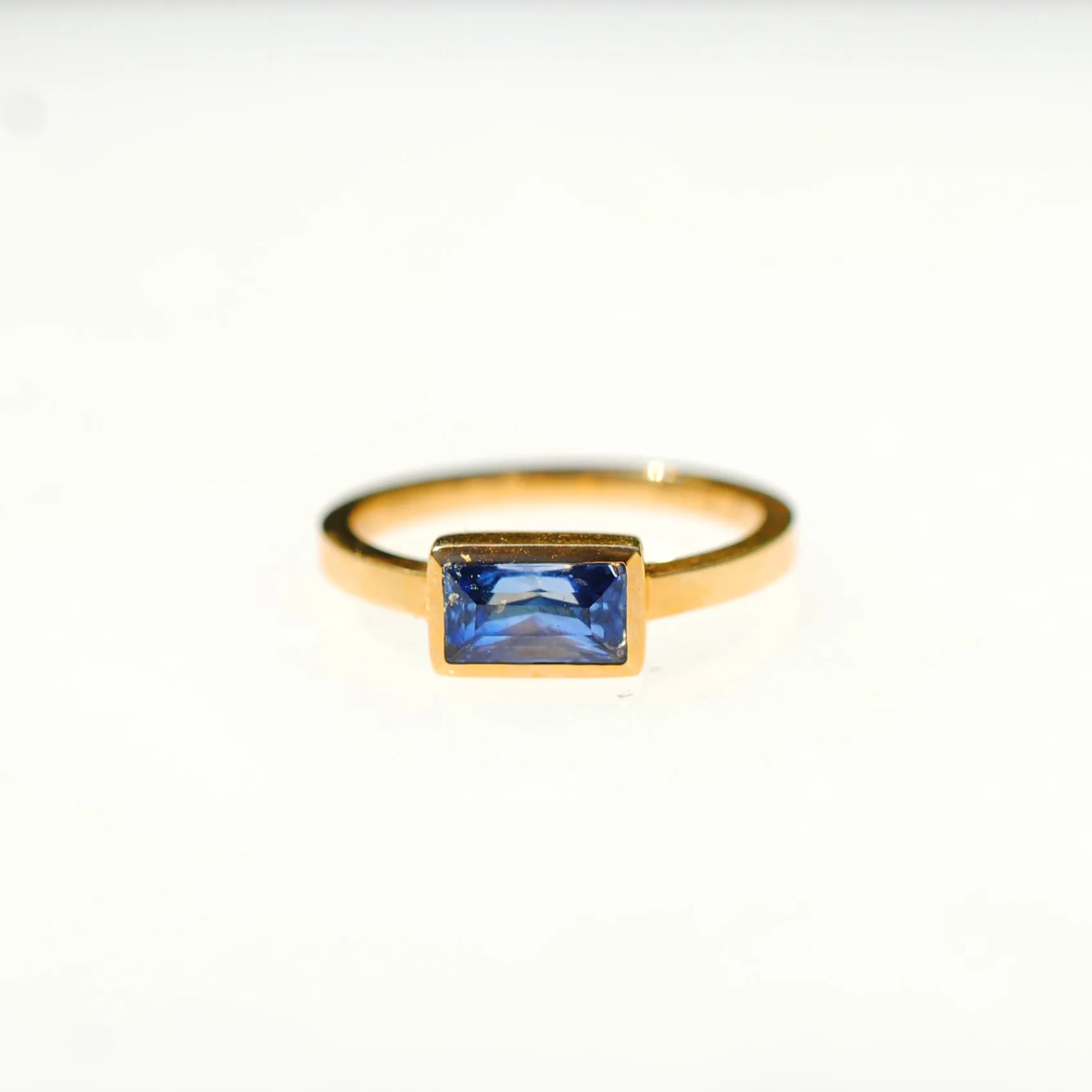 18k Yellow Gold 1.13 Carat Tanzanite Baguette Ring