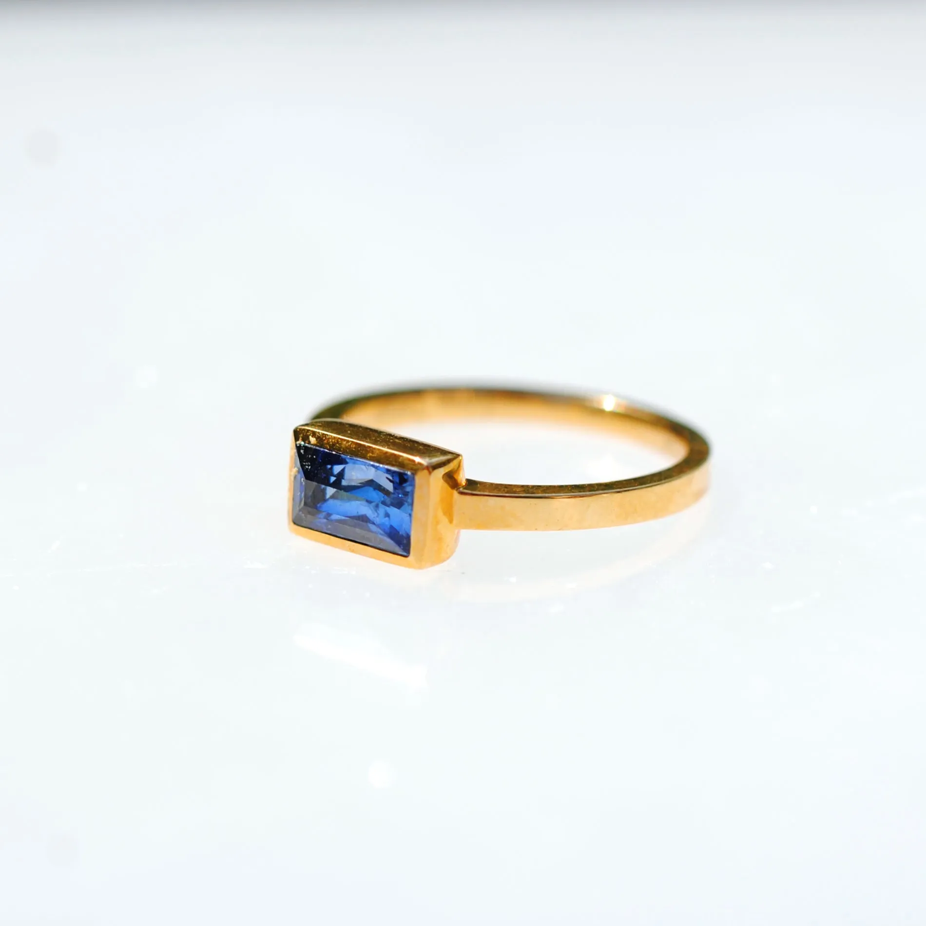18k Yellow Gold 1.13 Carat Tanzanite Baguette Ring
