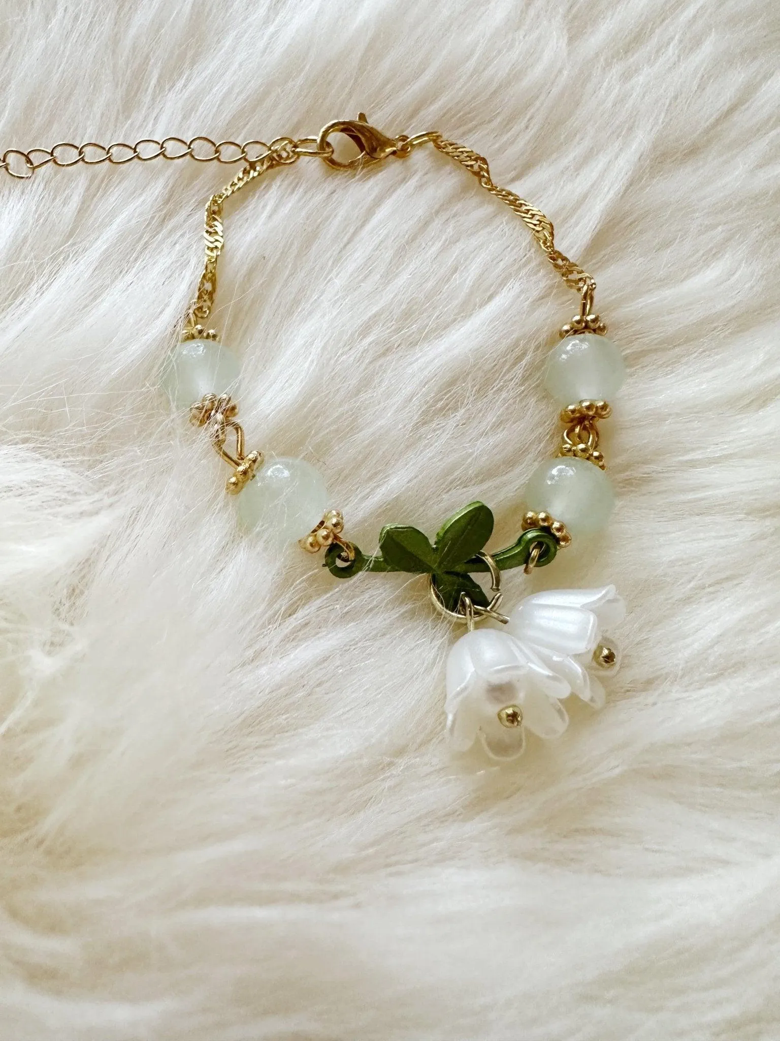 Beaded bracelet with lily flower and leaf pattern | colourful glitter bracelet | y2k 90s style fashion trend