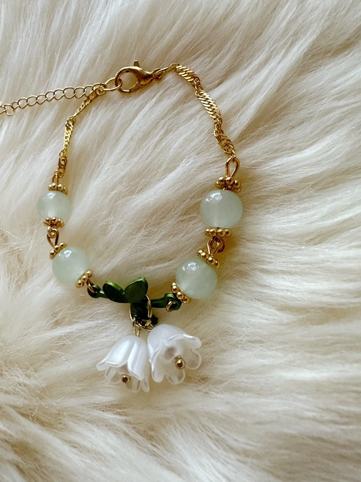 Beaded bracelet with lily flower and leaf pattern | colourful glitter bracelet | y2k 90s style fashion trend