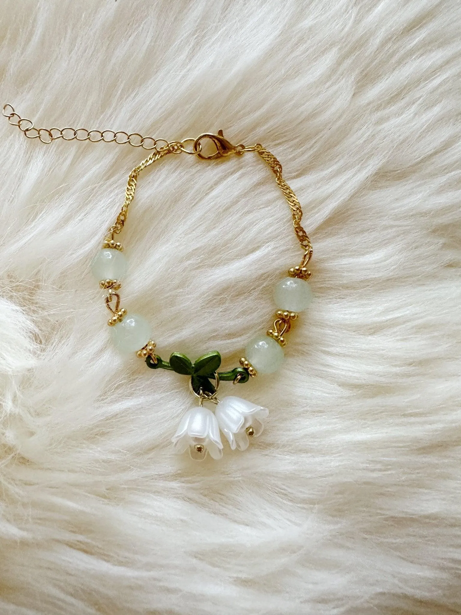 Beaded bracelet with lily flower and leaf pattern | colourful glitter bracelet | y2k 90s style fashion trend